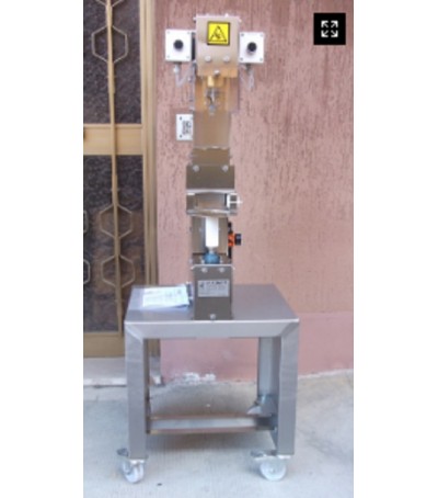 Gabbiettatrice semiautomatica pneumatica per tappi fungo di sughero o plastica con carrello in acciaio inossidabile.