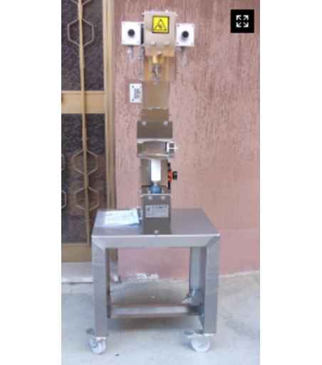 Gabbiettatrice semiautomatica pneumatica per tappi fungo di sughero o plastica con carrello in acciaio inossidabile.