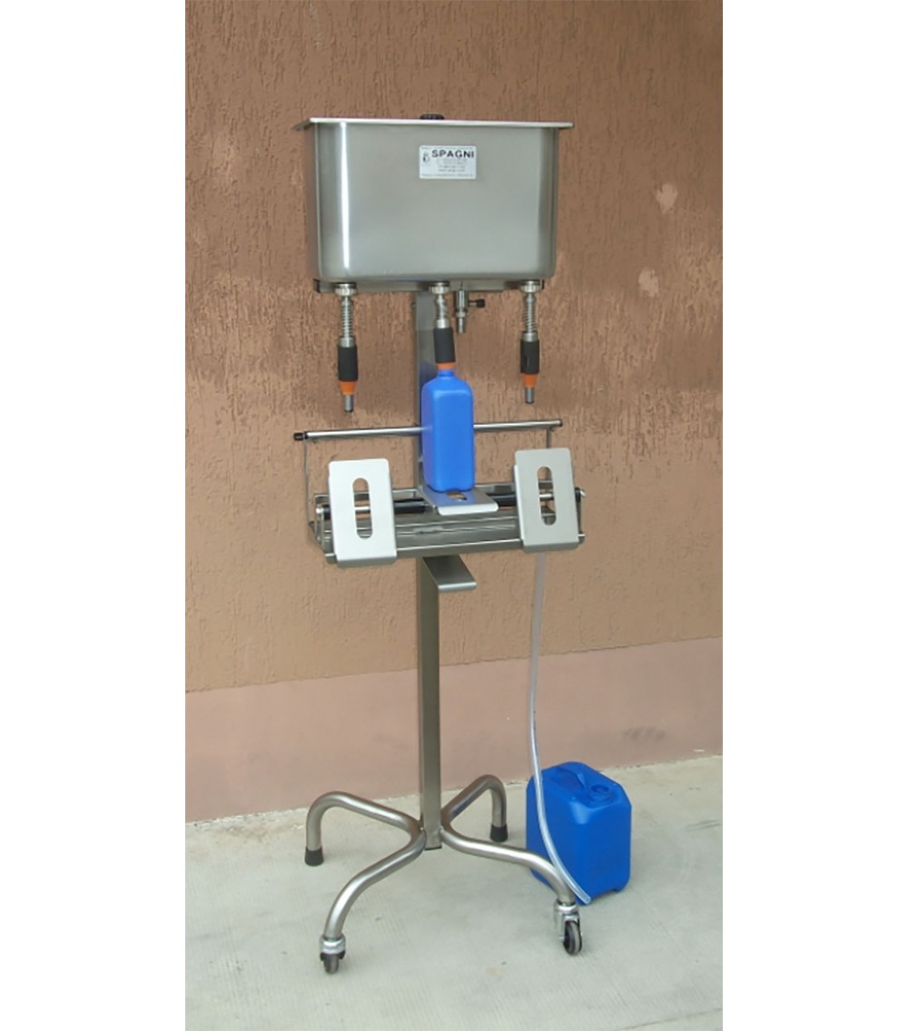 Riempitrice lineare 3 posti alta per bottiglie, dame di vetro, taniche in plastica e PET. Riempitrice lineare 3 posti alta per bottiglie, dame di vetro, taniche in plastica e PET.