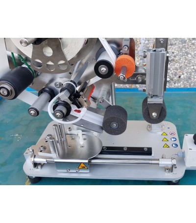 Applicatore manuale per sigillo sul tappo contenitori cilindrici, quadrati e sagomati