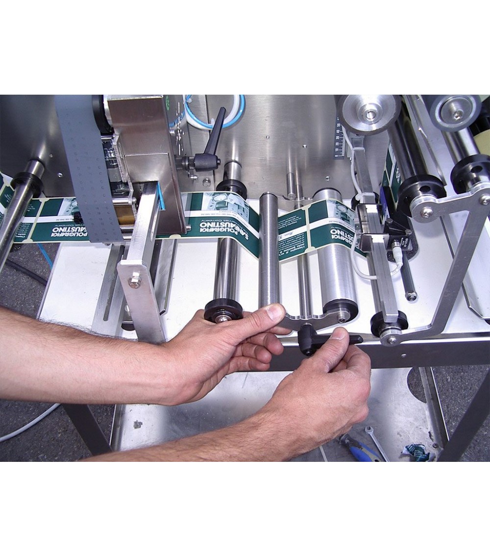 Etichettatrice manuale da banco per formati cilindrici e sagomati