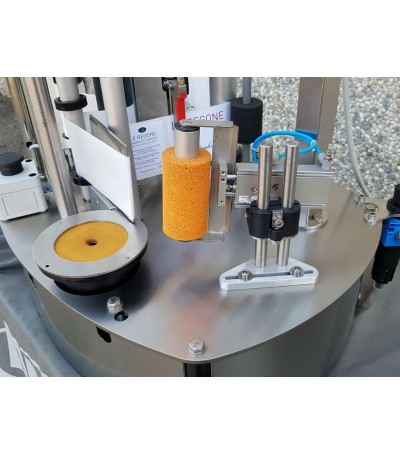 Etichettatrice manuale da banco con piattello per formati cilindrici, conici, quadrati e sagomati