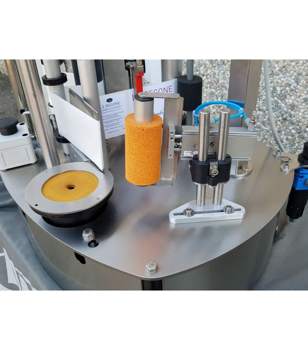 Etichettatrice manuale da banco con piattello per formati cilindrici, conici, quadrati e sagomati