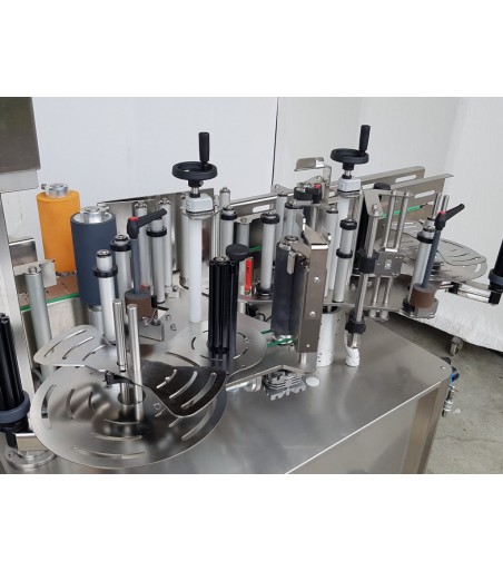 ETICHETTATRICE AUTOMATICA LINEARE adatta al confezionamento di formati cilindrici