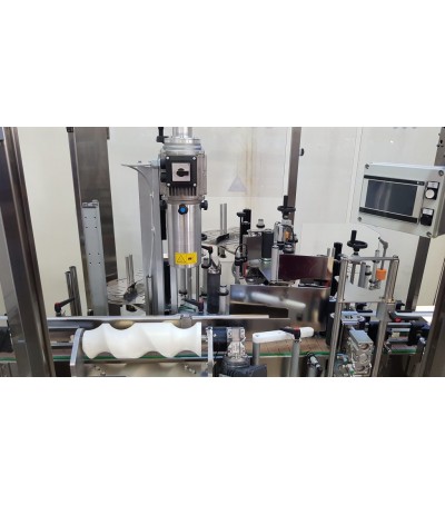 Etichettatrice automatica lineare per formati cilindrici e leggermente conici