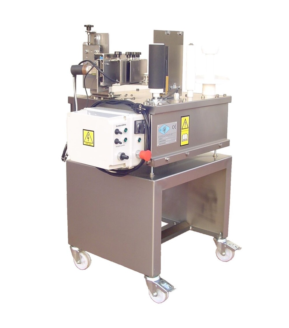 ETICHETTATRICE SEMIAUTOMATICA bottiglie tonde e quadre, carrello, stessa bobina o due bobine separate ETICHETTATRICE SEMIAUTOMATICA bottiglie tonde e quadre, carrello, stessa bobina o due bobine separate