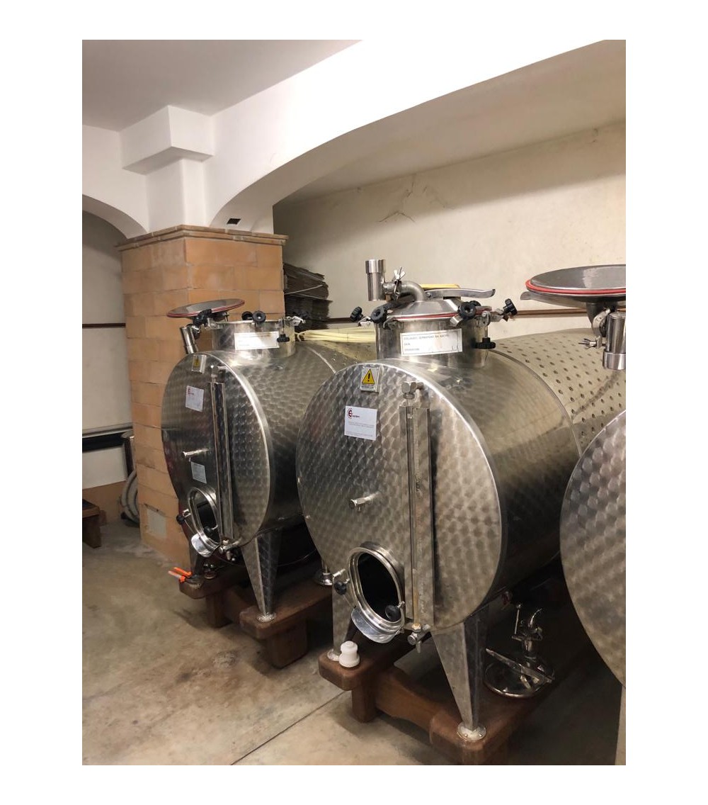 Serbatoio orizzontale usato COME NUOVO da 1.000 lt con portella, chiusino superiore, attacco azoto, fascia refrigerazione Serbatoio orizzontale usato COME NUOVO da 1.000 lt con portella, chiusino superiore, attacco azoto, fascia refrigerazione