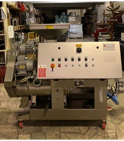 Minifrantoio per la lavorazione delle olive